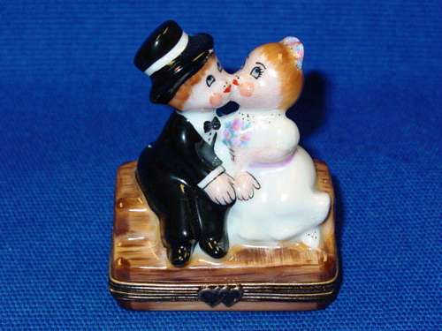 LOVE COUPLE ON BENCH
